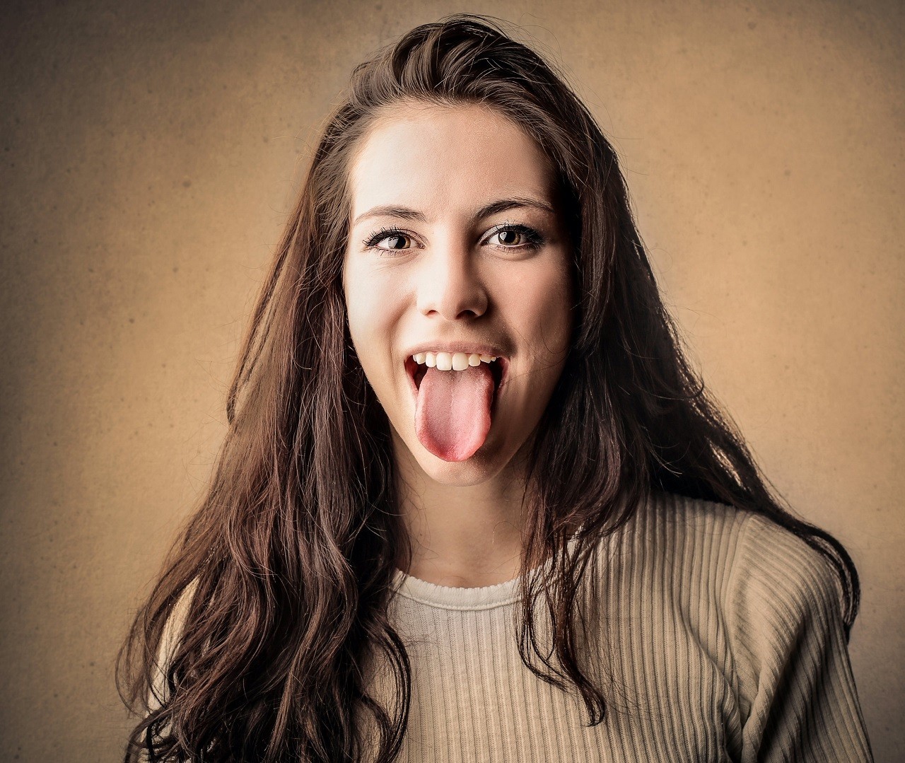 Девушка с языком