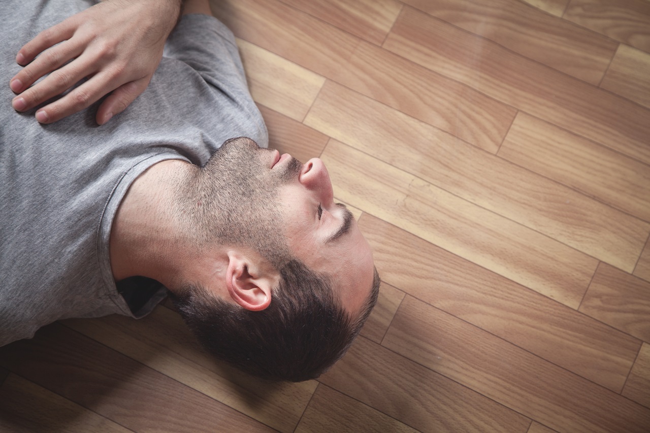 Муж без сознания. Мужчина лежит на полу. Кратковременная потеря сознания фото. Обморок клиника.