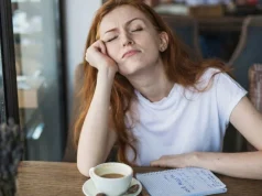 Yemekten Sonra Kendinizi Çok Yorgun Hissetmenizin 8 Nedeni