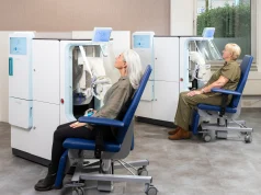 FDA Yetkisi Alan Kan Alma Robotu Aletta Nasıl Çalışıyor Yan yana duran iki Aletta kan alma robotu ve koltuklarda oturan hastalar