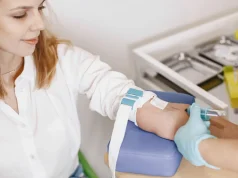 HbA1c Nedir ve Son 3 Ayın Kan Şekeri Hakkında Ne Söyler Laboratuvarda HbA1c testi için koldan kan örneği verilen kadın