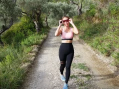 İnterval Yürüyüş Nedir ve Japon Yöntemi Düz Tempoya Göre Ne Kazandırır Doğa yolunda spor kıyafetiyle tempolu yürüyen kadın