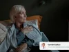 Kolesterol ve İç Organ Yağlanması Kalp Sağlığını Nasıl Etkiler Evde eli göğsünde düşünceli bir kadın, kolesterol ve iç organ yağlanmasının kalp sağlığına etkisi