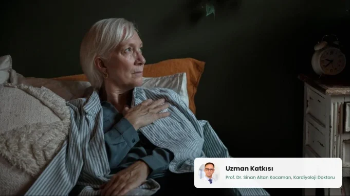 Kolesterol ve iç organ yağlanması Evde eli göğsünde düşünceli bir kadın, kolesterol ve iç organ yağlanmasının kalp sağlığına etkisi