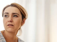 Korkuyu Anlamıyorsanız, Panik Yaşamadan Nasıl Yaşayacağınızı da Anlayamazsınız Endişeli bir ifadeyle uzaklara bakan kadın, korkunun bedende ve zihinde yarattığı tetikte olma hâli