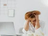 Stres Hormonu Kortizol Kan Şekerini Nasıl Yükseltir Laptopunun başında elleri başında stresli görünen kadın, kortizol ve kan şekeri ilişkisi