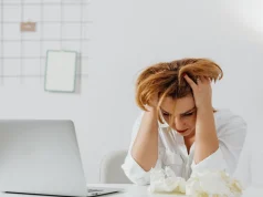Stres Hormonu Kortizol Kan Şekerini Nasıl Yükseltir Laptopunun başında elleri başında stresli görünen kadın, kortizol ve kan şekeri ilişkisi
