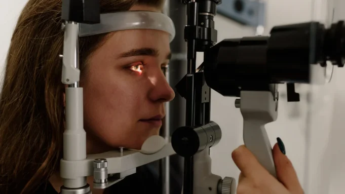 Safran ve göz sağlığı Makula ve retina kontrolü için göz muayenesi olan kadın